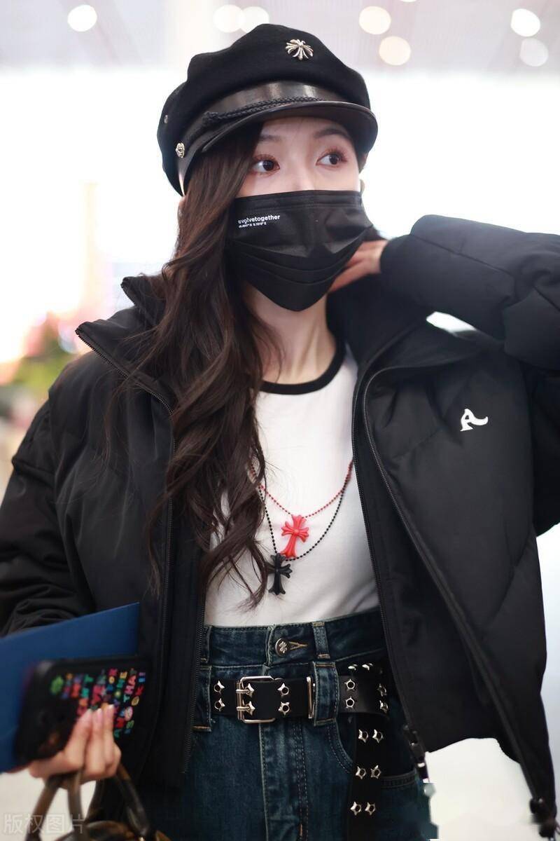 吴宣仪北京机场出发,戴黑色贝雷帽美丽吸睛