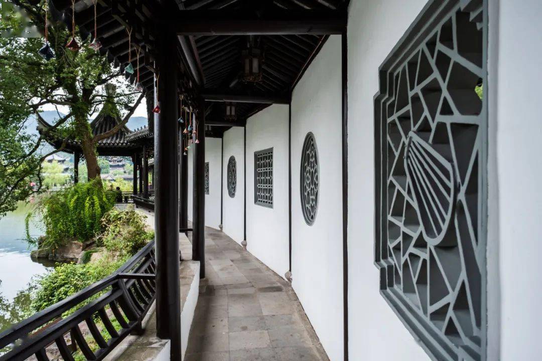 东湖好把西湖比,一笠空亭胜引人亭台楼阁如画,粼粼湖水如歌等到