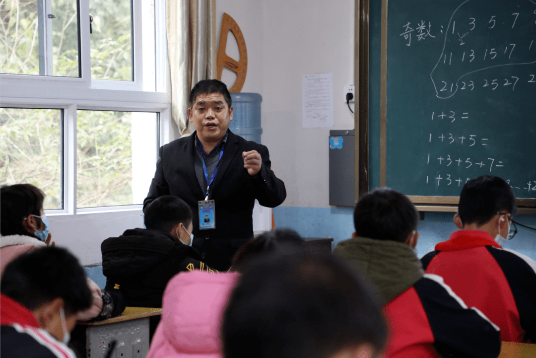 身边榜样 | 郑世忠:执着三尺讲台 挥洒无悔青春_教学_教育_工作