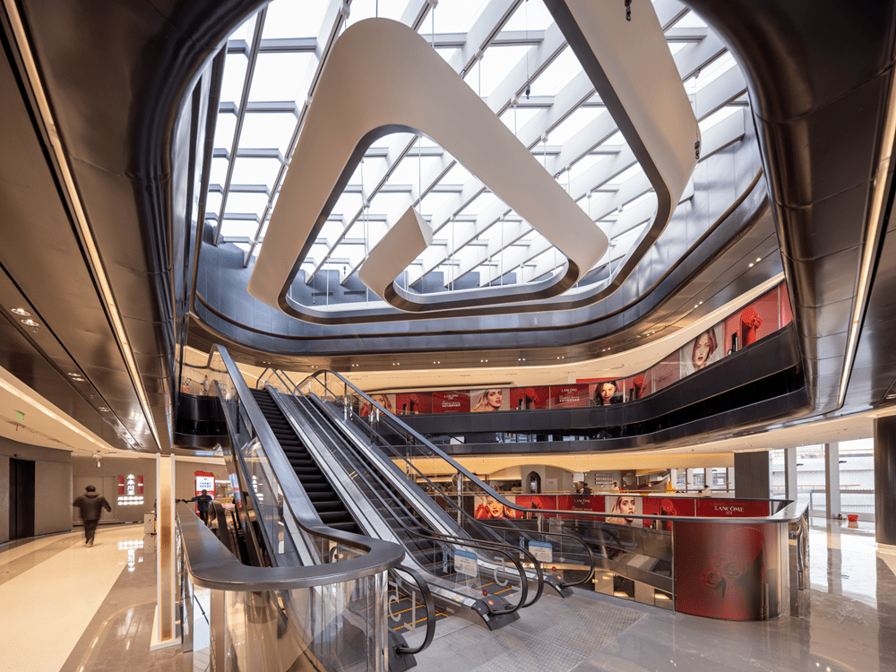 大环动线在这些主题中庭处,似"明眸"般深情"望"向内广场,这每一"望"