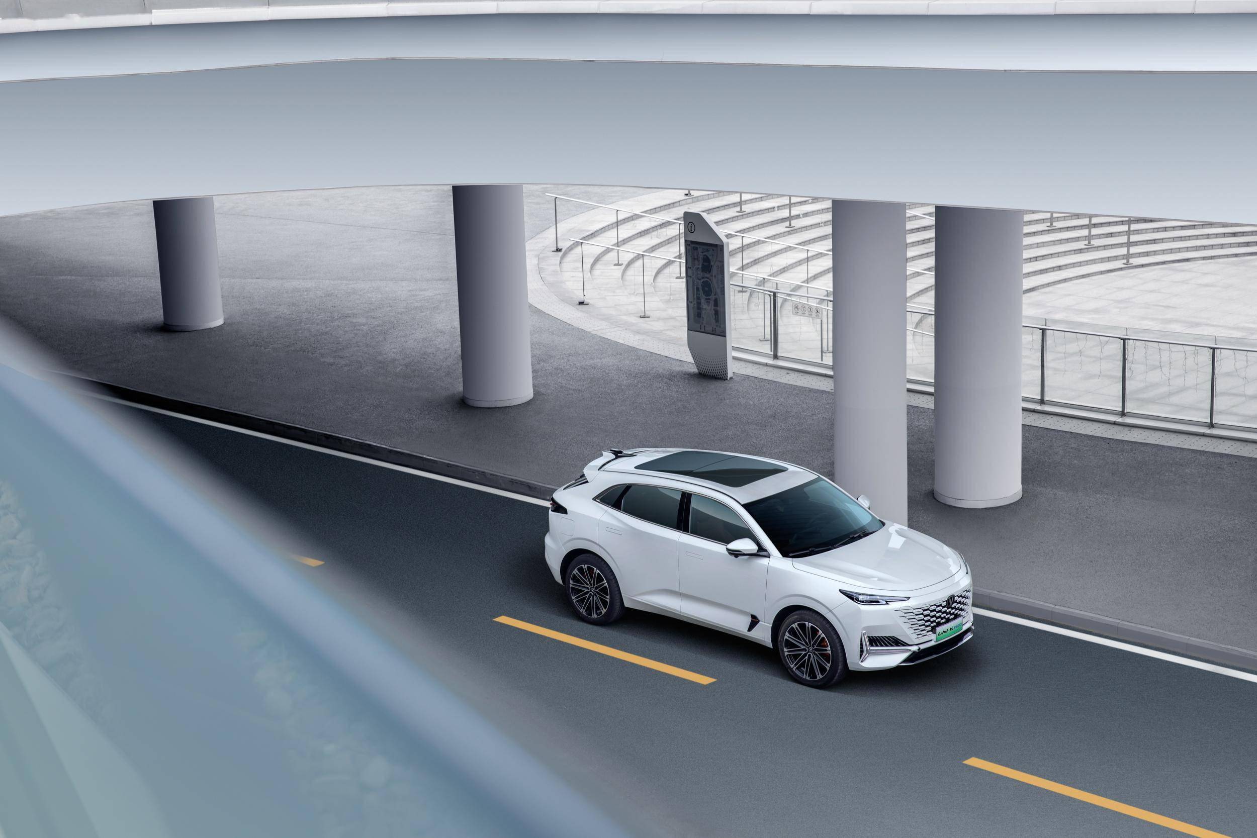 新车整体延续现款车型内饰设计,基于概念车vision-v设计语言,前脸无边