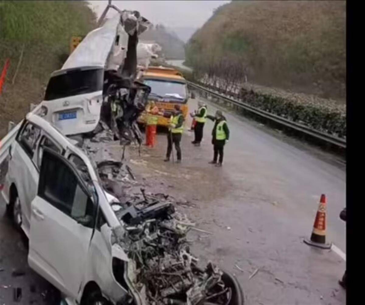 成渝高速合江段大货车撞上面包车,殡仪馆:收到6名遇难者遗体_事故_高速公路_路段