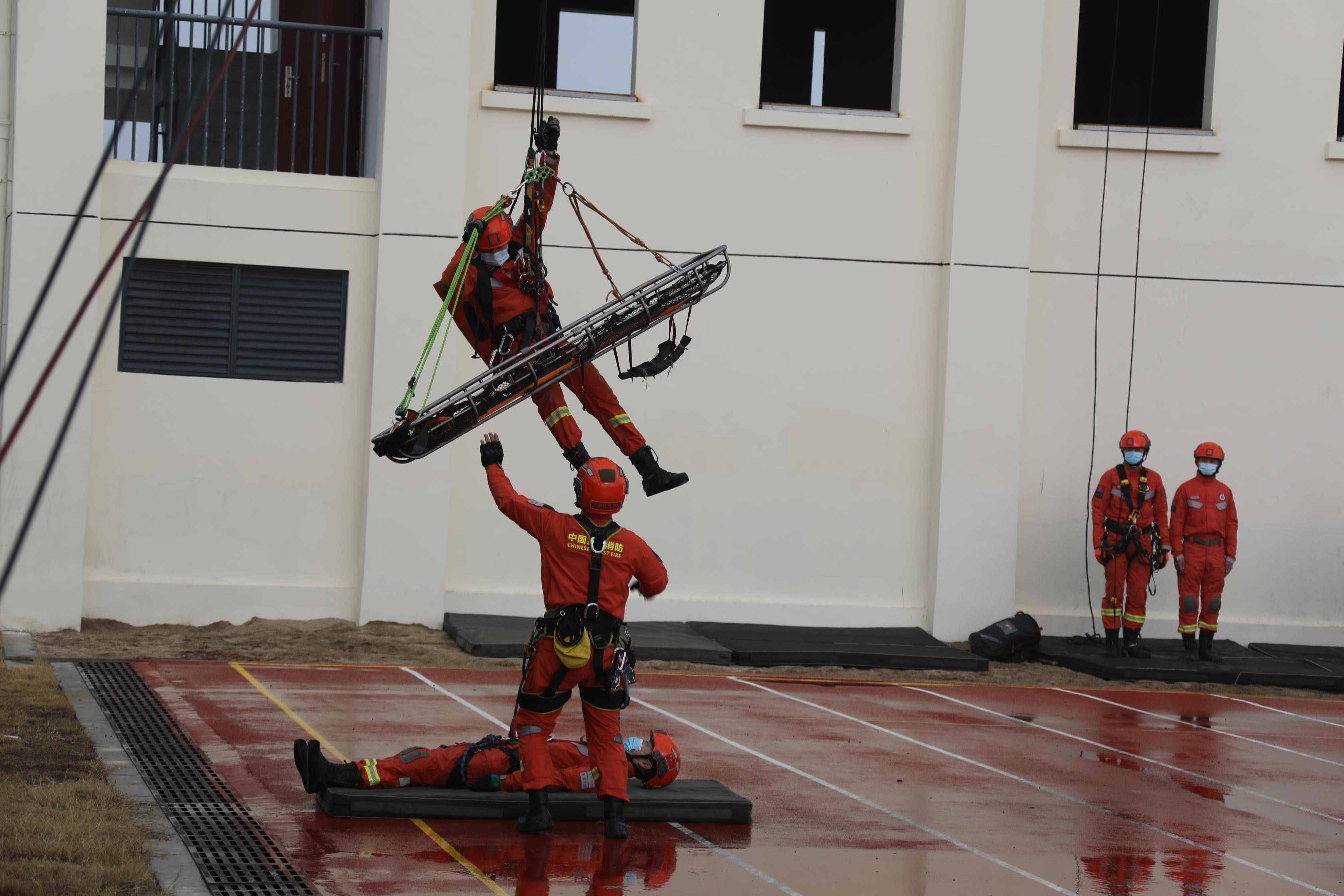 一组,二组负责支点制作和倍力系统搭设,三组负责解救被困人员.