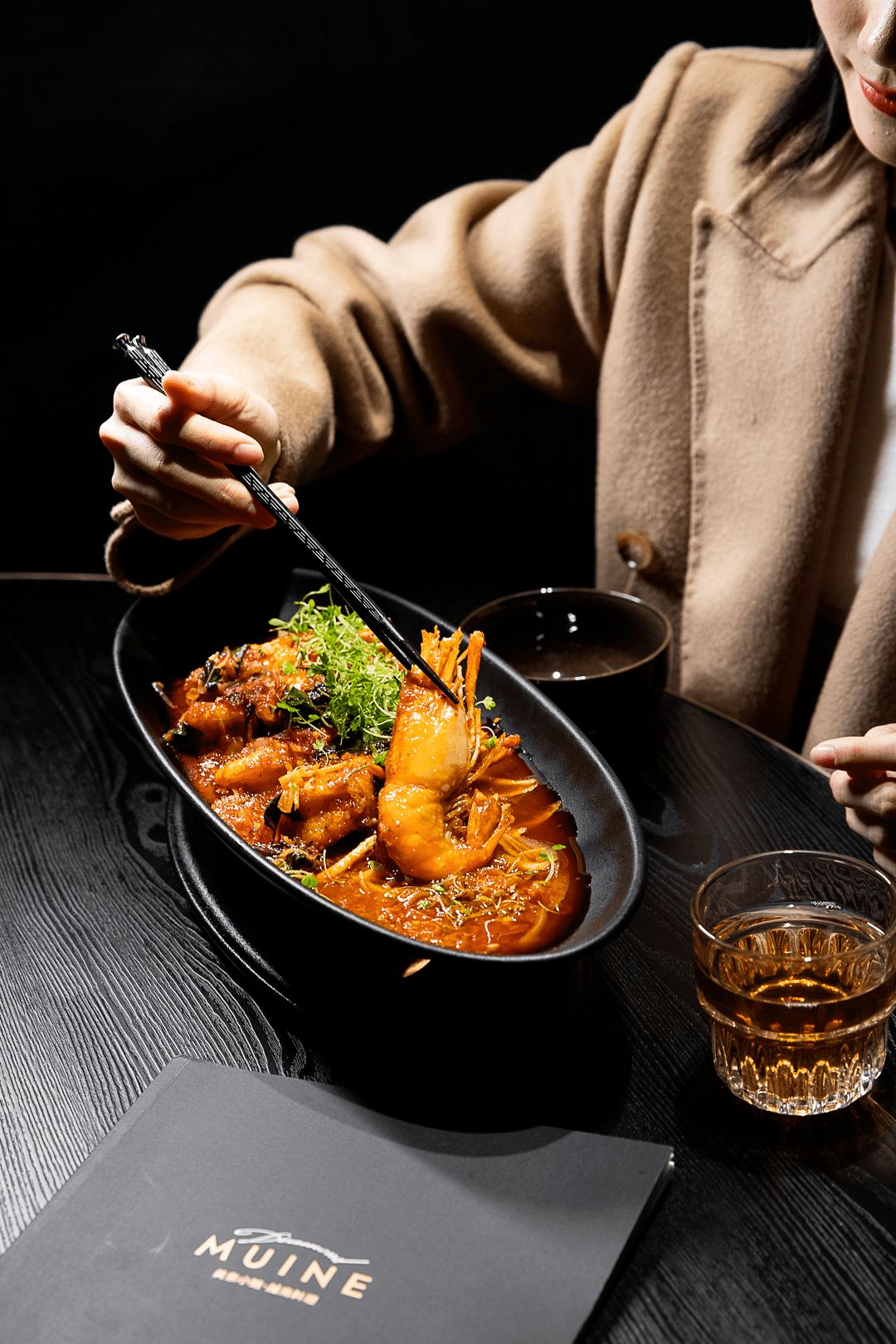 越南传统小吃芒果鱼柳纸米卷,清凉甜品木瓜奶冻,都很值得一试.