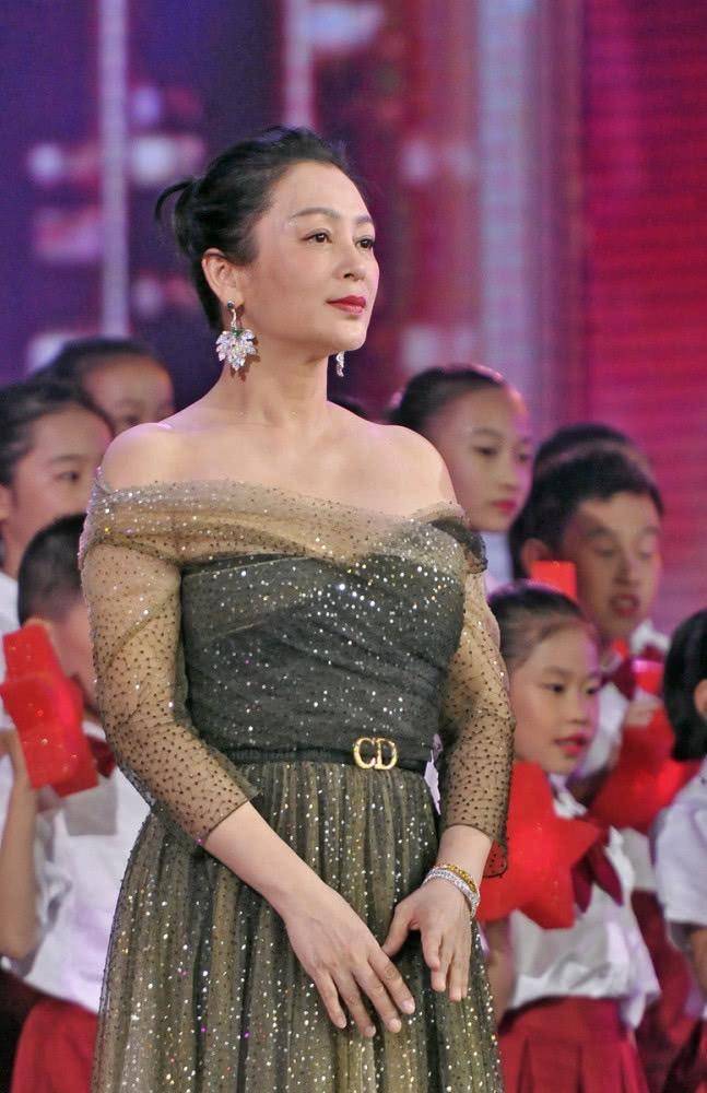 陈凯歌眼光真毒,妻子陈红穿抹胸裙秀s曲线,不愧是"最美貂蝉"_剪裁