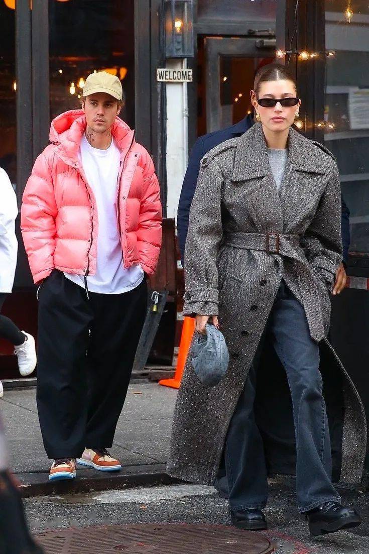 回顾7 套 justin bieber 与 hailey 的经典情侣造型_rihanna_长裤_met