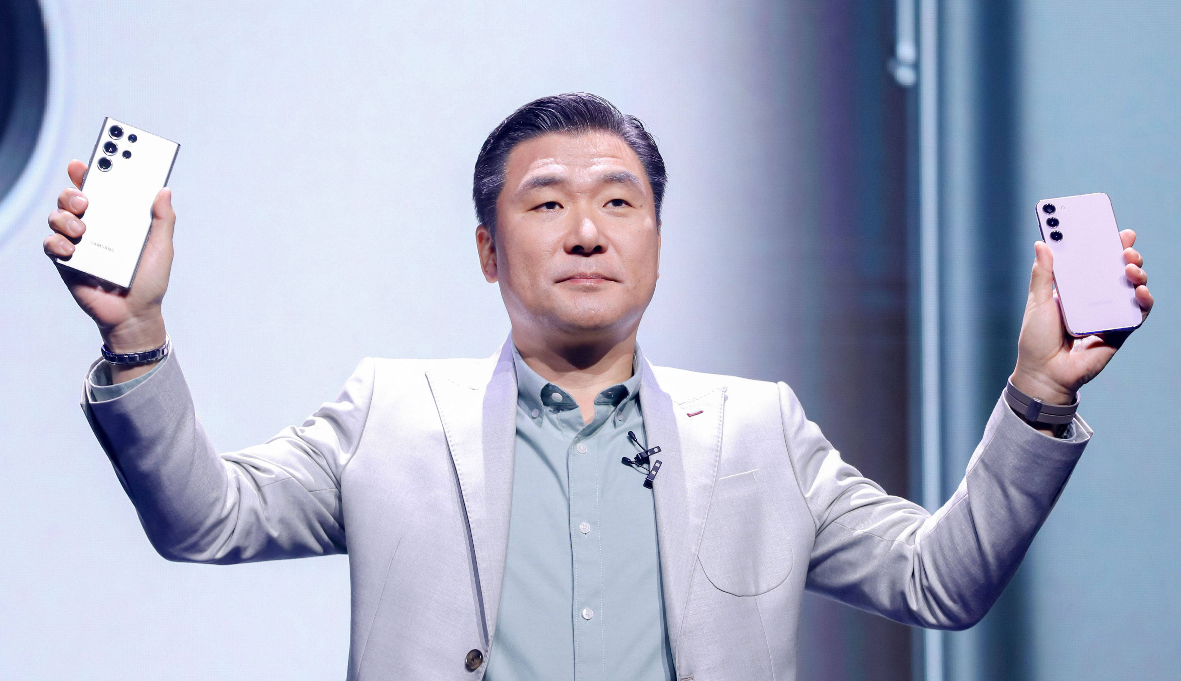 在活动现场,三星电子大中华区总裁崔胜植手持新品亮相,作为开场,重点