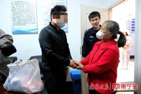 阿姨捡到24万元还失主 ：“不是我的就不是我的，我一分都不会拿”