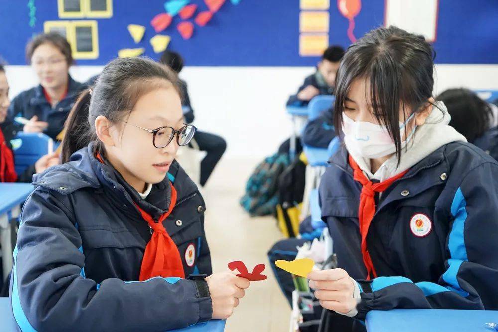 2开学升旗仪式 庄严肃穆久违的升旗仪式庄严肃穆,周屹校长借用词句"