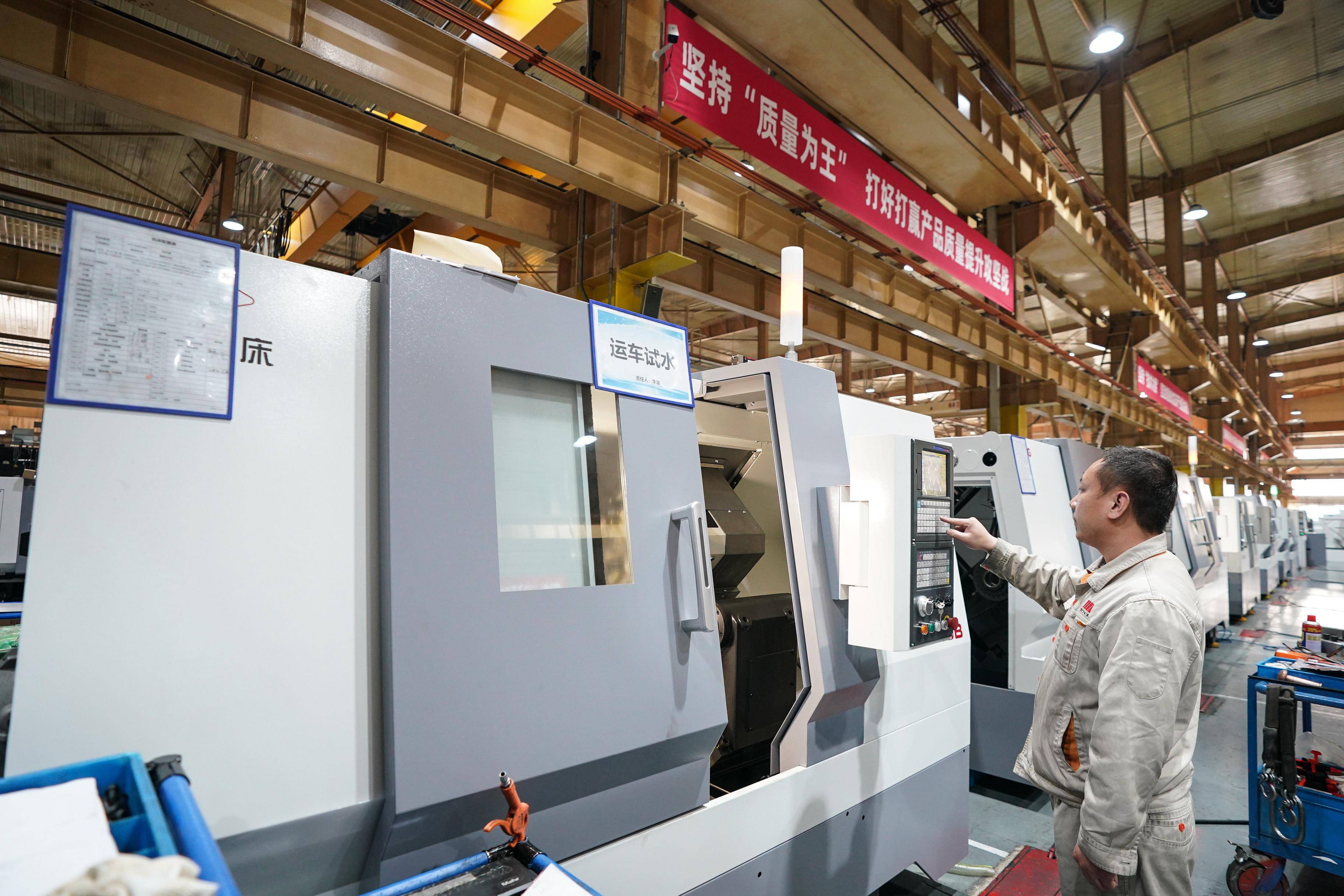 (经济)先进装备制造企业开足马力保增长_车间_工作_潘昱龙