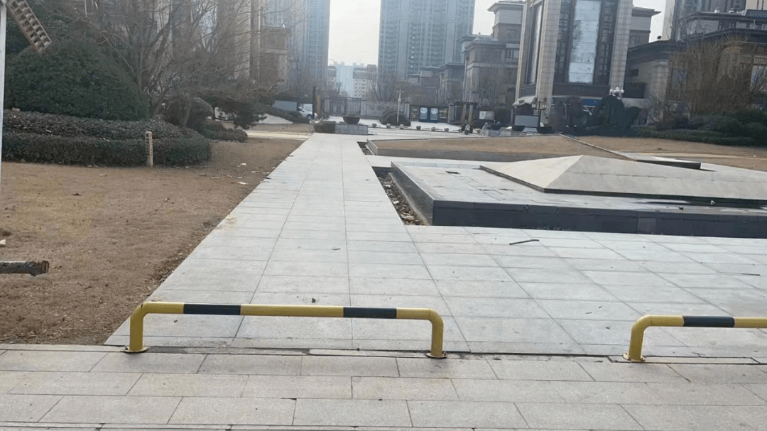 开发区问题描述:黄河路乾佑酒店门前非机动车道污水井反水,影响市民