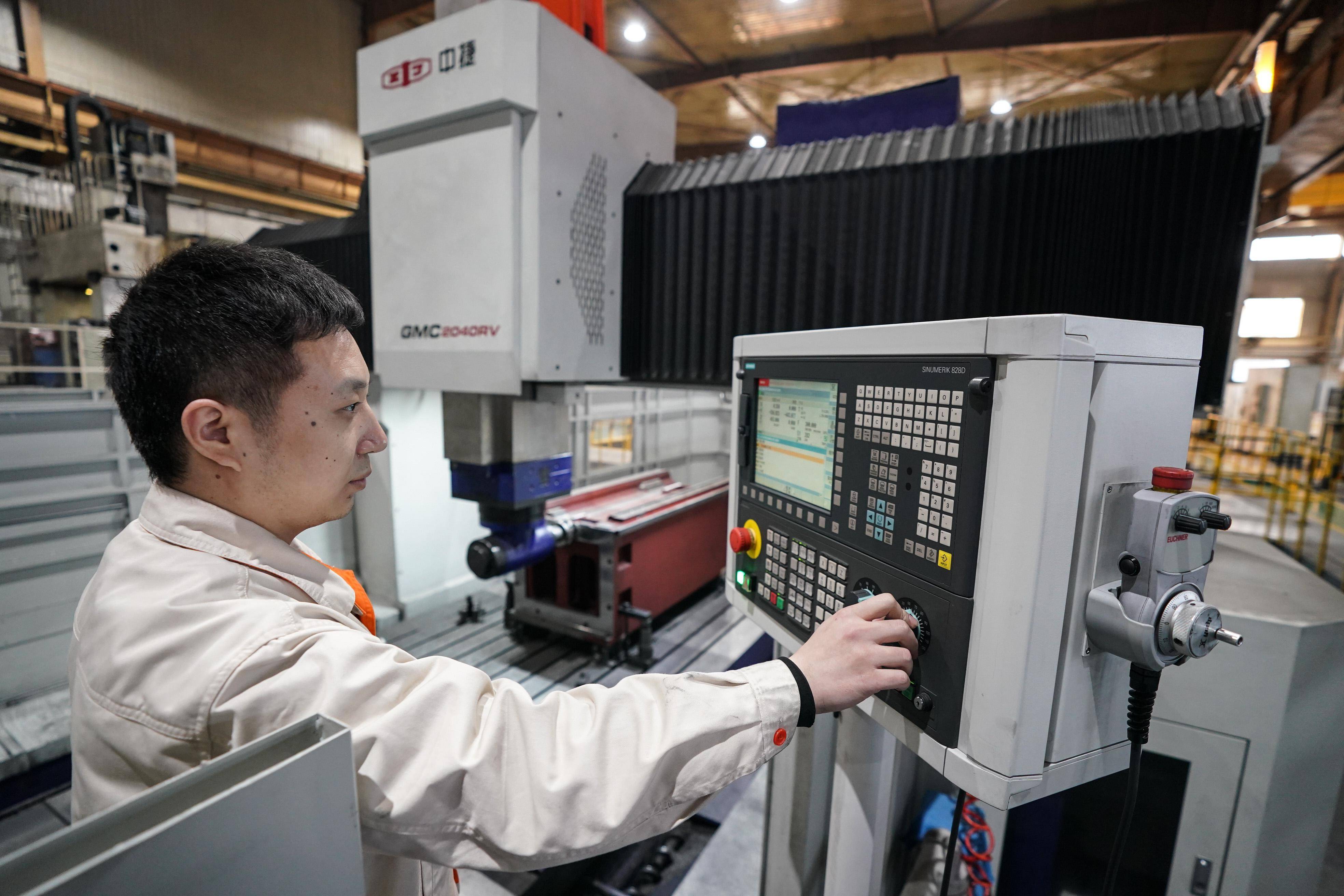 (经济)先进装备制造企业开足马力保增长_车间_工作_潘昱龙