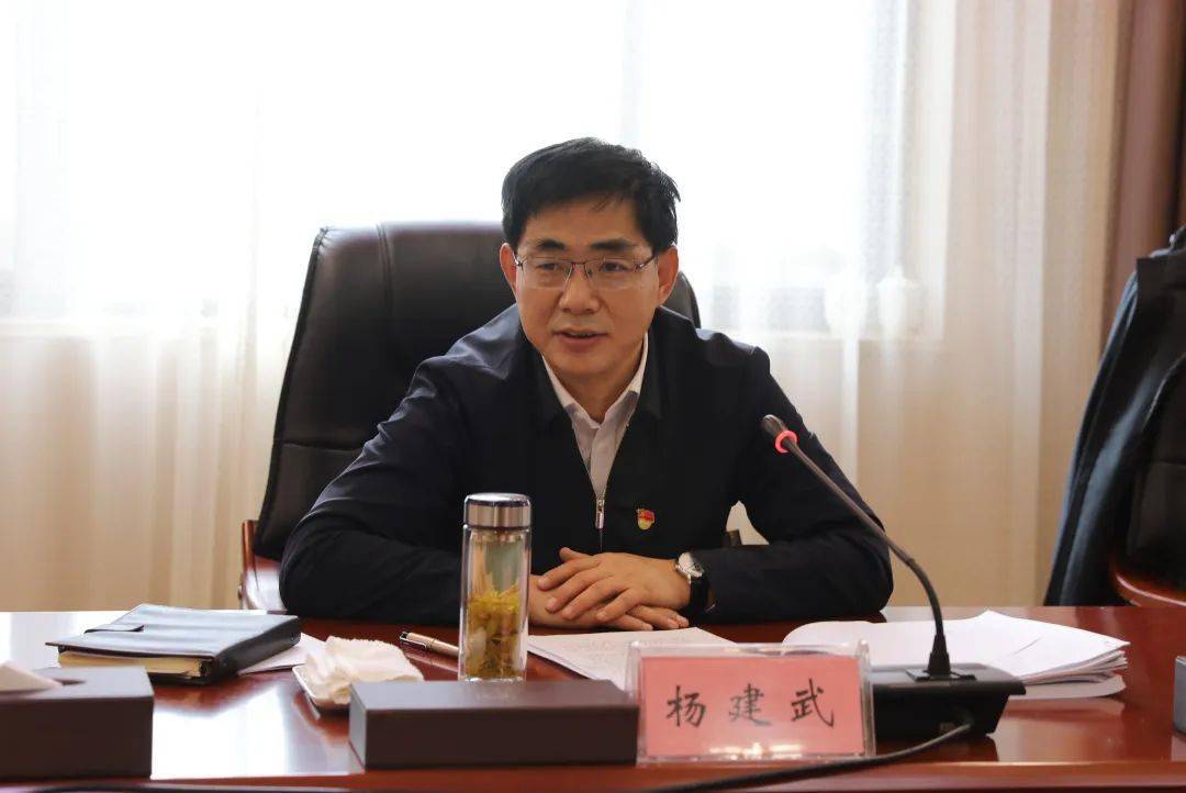 杨建武在参加指导会宁县委常委会民主生活会时强调:以跳起摸高争先