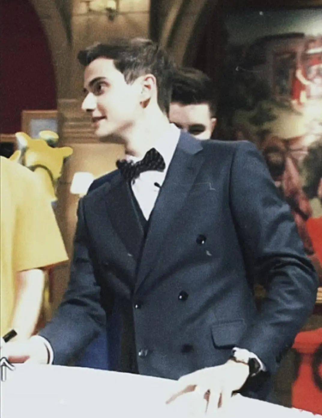 1995年出生于香港,6岁后移居法国斯特拉斯堡.