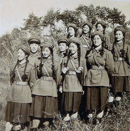 女文工团员多是留着长长的大辫子军校在内务管理上要求比较严格,女