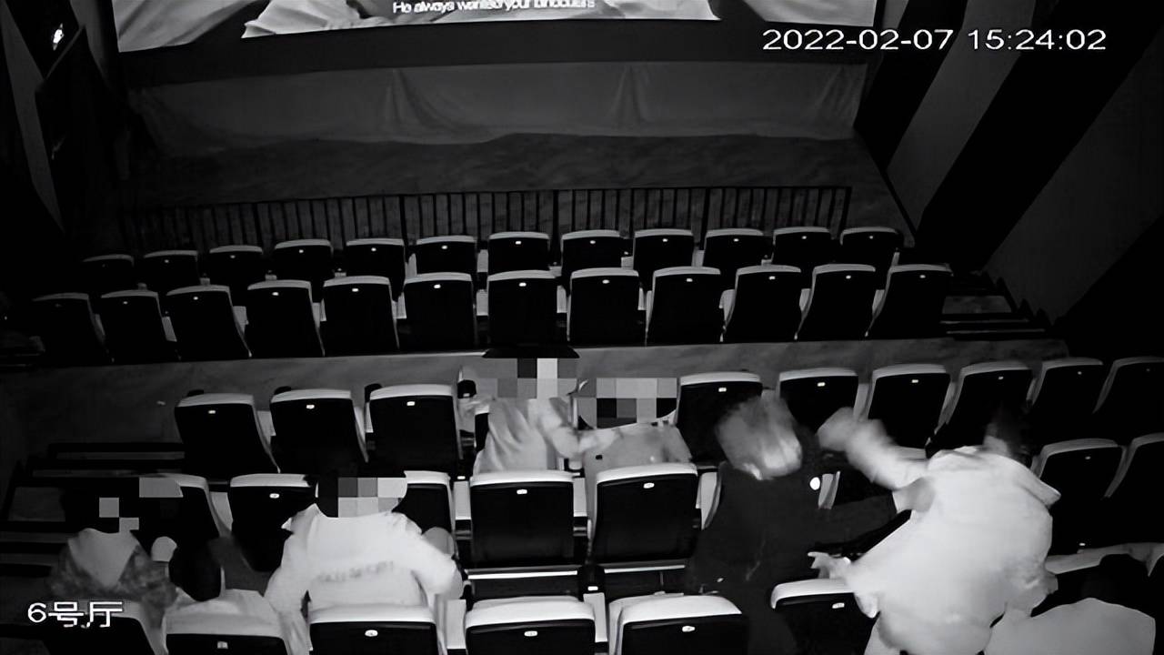 男子在影院遇后排观众抖腿，将对方打成轻伤二级，法院：判处其拘役5个月，缓刑7个月