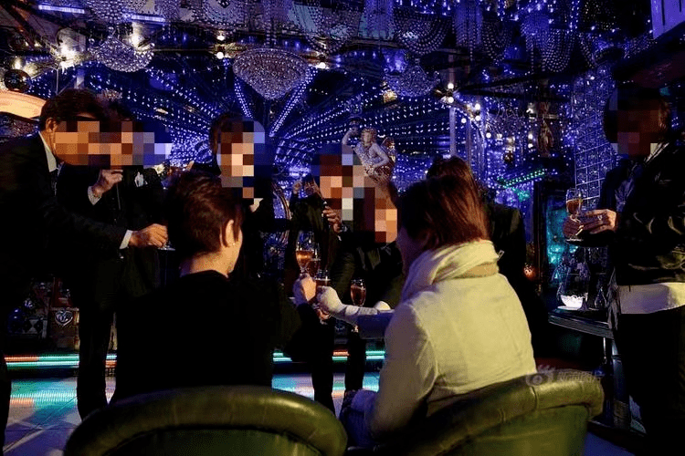 失身？8名澳门男应聘“男公关”招呼富婆，结果…