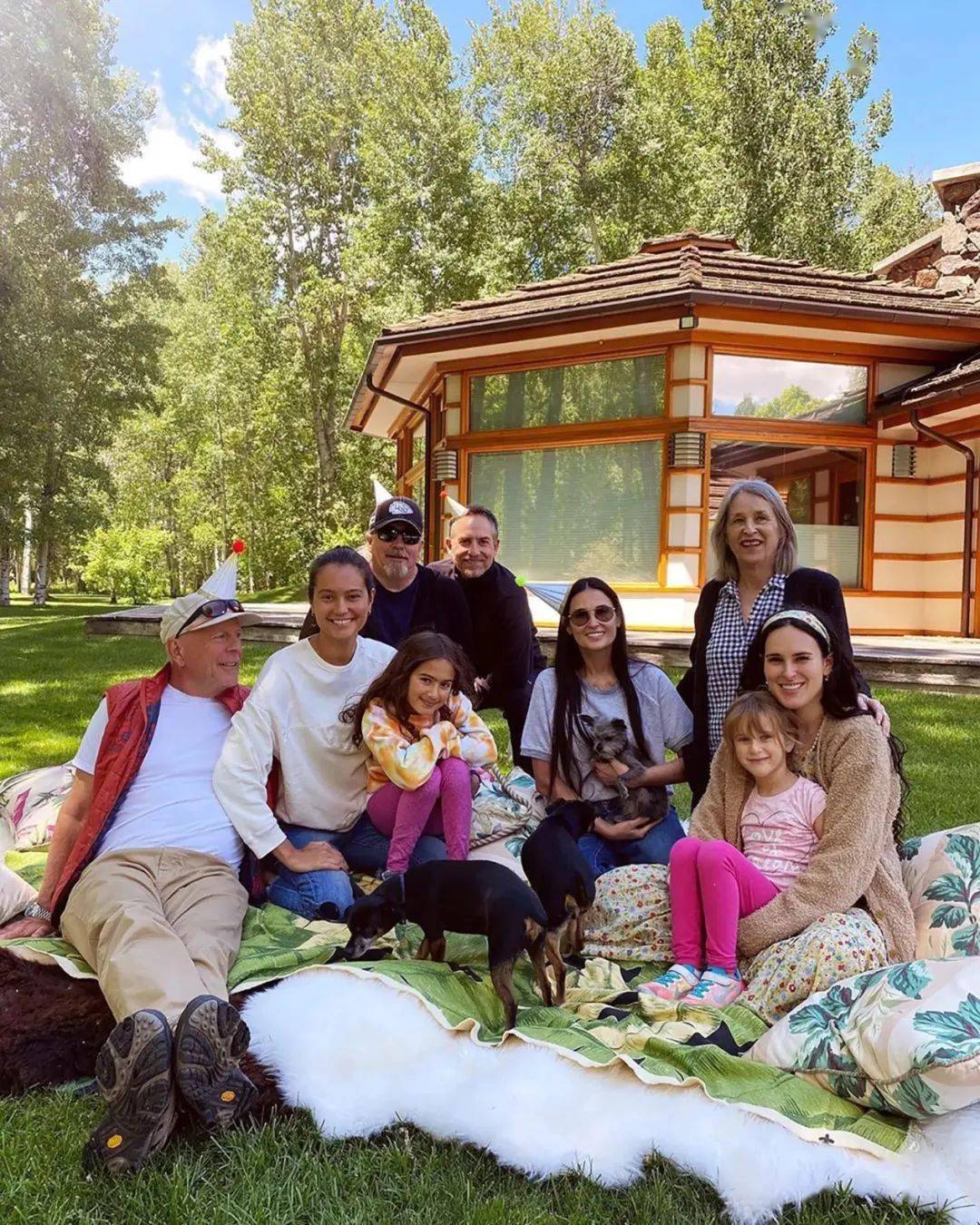 布鲁斯的前妻黛米·摩尔以及三个女儿还有他的二婚妻子艾玛和两个小