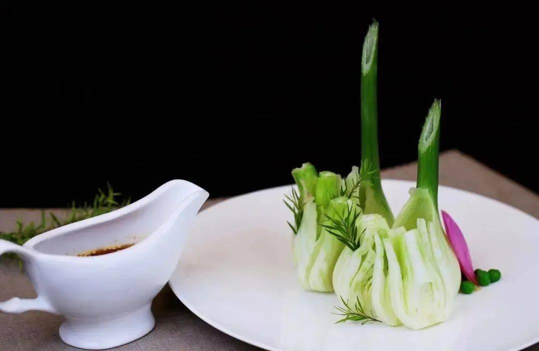 开胃茴香菜一款爽脆的开胃小菜球茎茴香又称为结球茴香味道更加香浓且