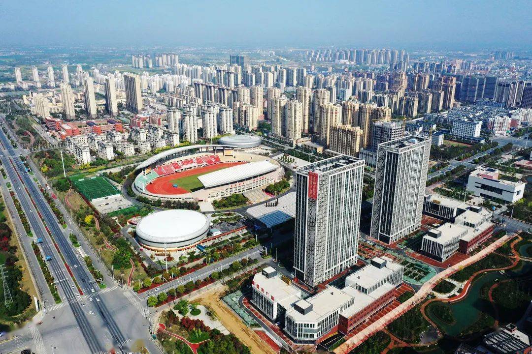 叫体育场♥在临泉,有一个中心,叫市民广场♥在临泉,有一种说走就