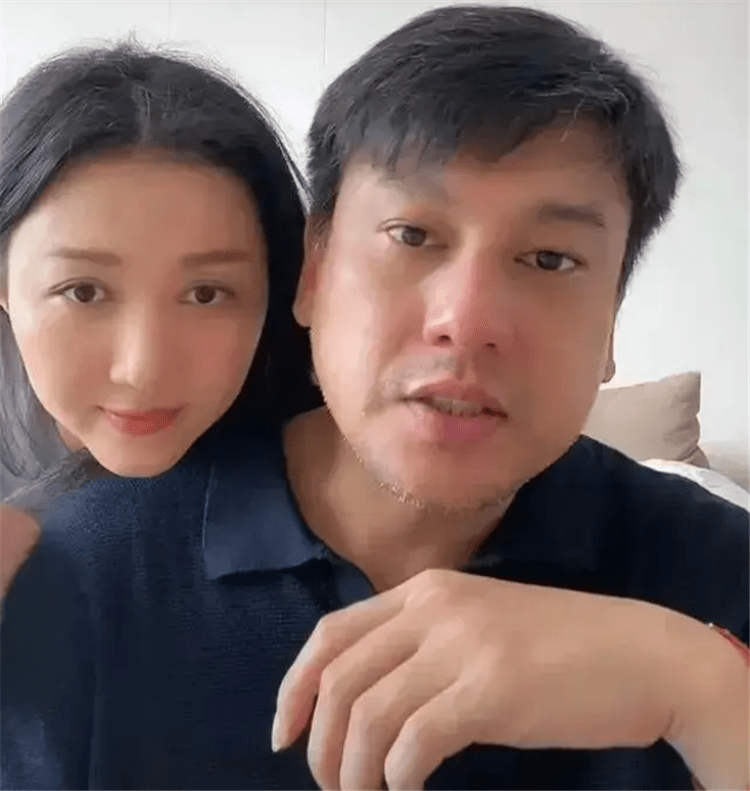 后来,朱孝天的老婆韩雯雯也一起出镜了,两人为了直播的收视率,确实