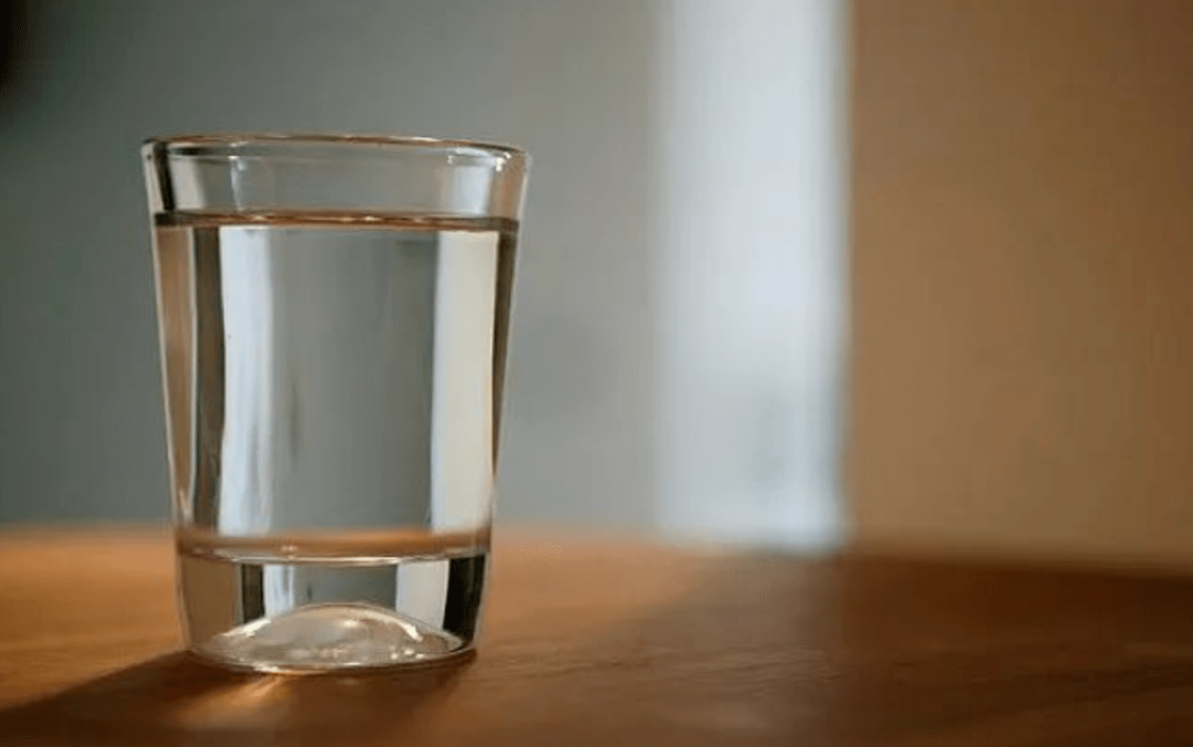 淡盐水不通便也不排毒,早上空腹喝淡盐水不仅不能促排便,还可能对我们