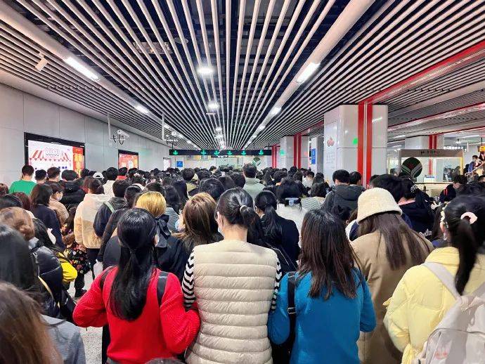 地铁客流历史记录被刷新,五一商圈一日累计客流超百万…_橘子洲_游客