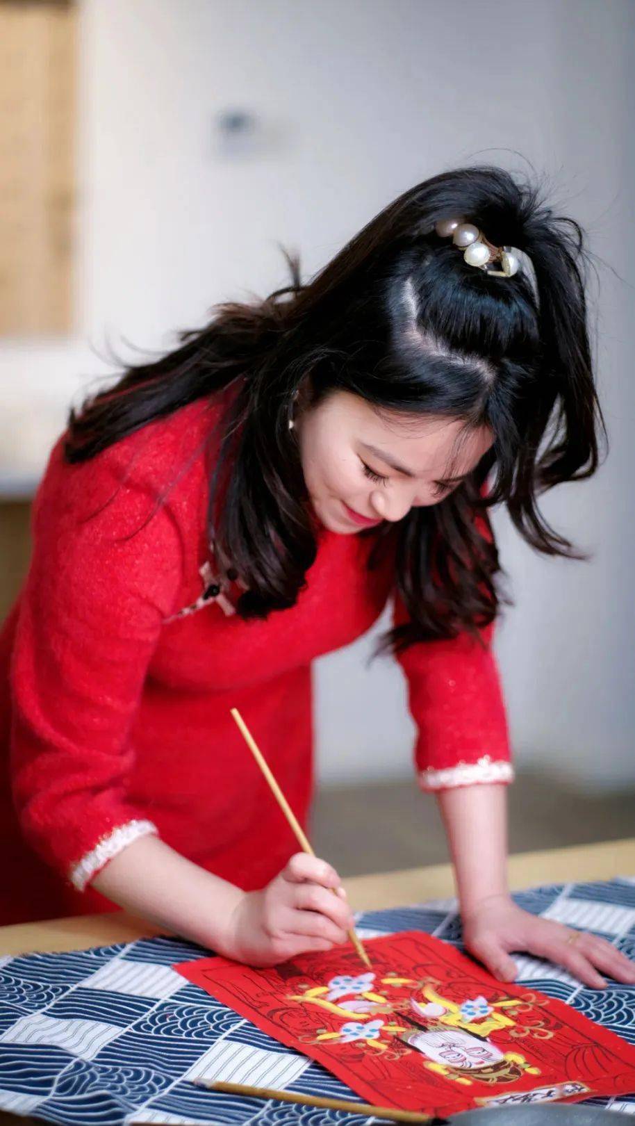 在无锡纸马文化传承人陶晓梦老师的指导下,体验