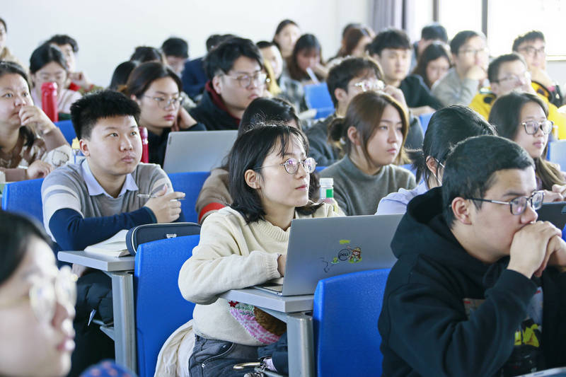 教室里的座位几乎已经被前来上课的同学们坐满了