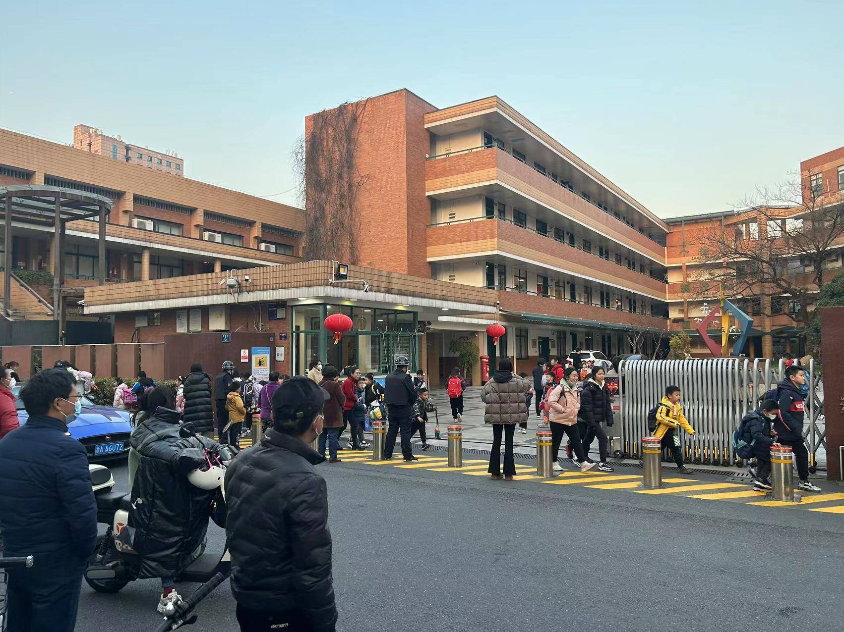 杭州一小学一个班因疫情停课:全校其他学生正常作息,家长反应淡定_班级_抗原