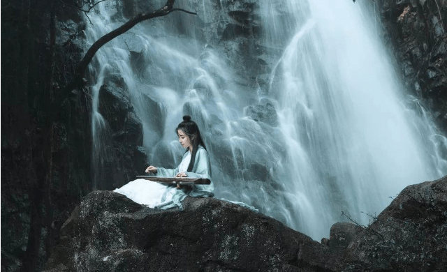 朗讀宋代的蔣捷在《虞美人·聽雨》中寫道:少年聽雨歌樓上,紅燭昏羅帳