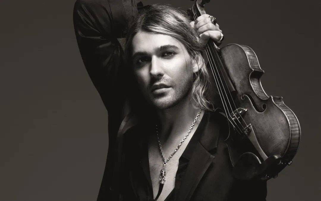 1955年的那次录音,古尔德利用自己凌厉的技巧赋予了此曲最为独特,迅捷