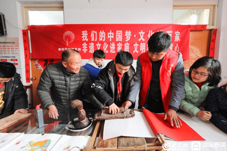 在木版年画活动现场,黄士宝老师向同学们生动地讲述了木版年画的悠久