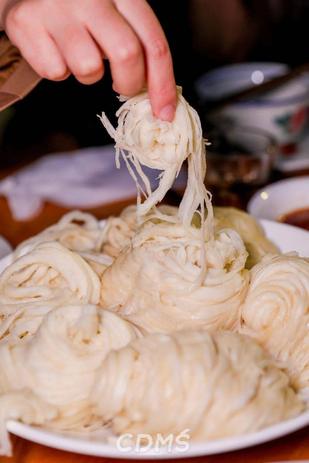 麻辣牛肉条,南瓜田鸡,云丝卷都是很资格的宜宾特色菜.