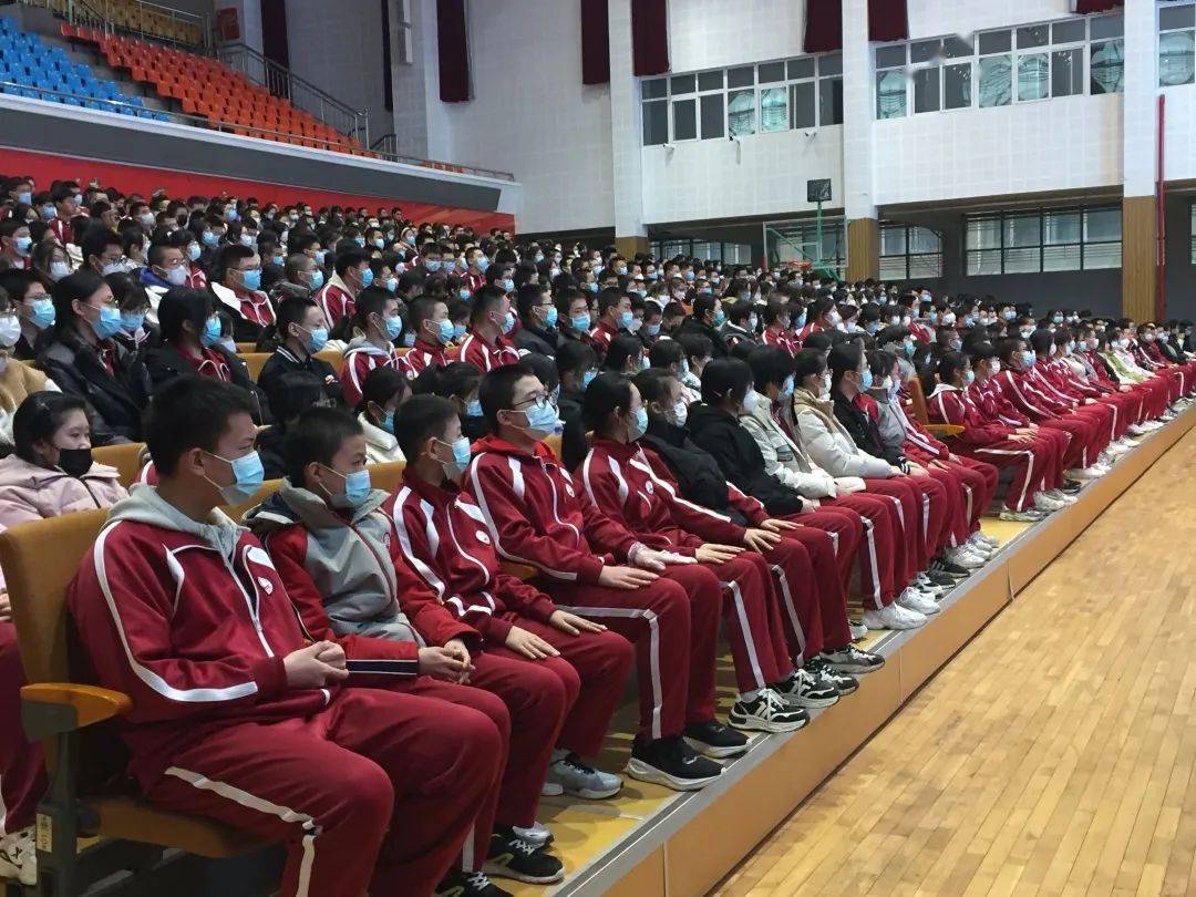 平谷中学召开全体住宿生大会 会议由德育副校长王伟主持.