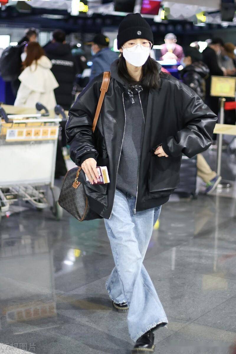 2023年2月21日,北京,刘雯机场街拍.