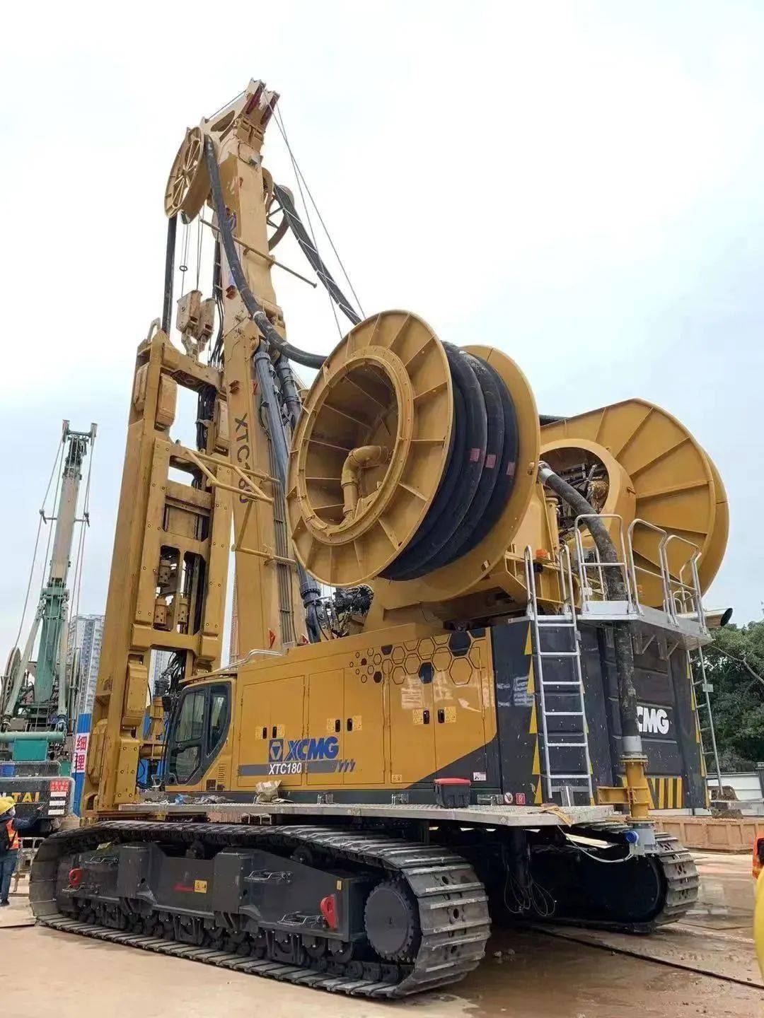 全球最大700吨级液压挖掘机全球第一吊xca2600和大徐一起来看看徐工的