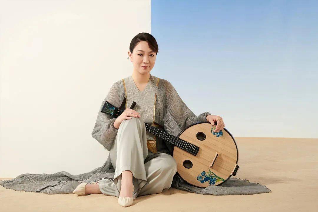 2月11日,古筝演奏家赵墨佳带领"廿一筝团",在42把古筝中同时演奏21把