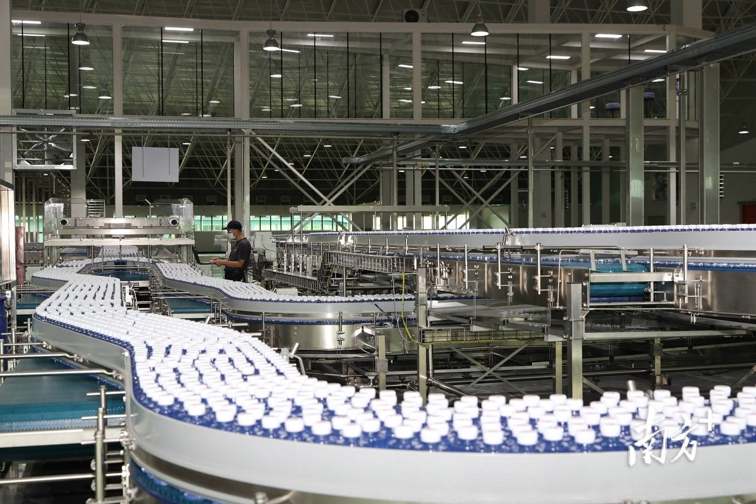 百岁山(梅州)饮料项目生产基地内,每条生产线每秒生产20瓶矿泉水.