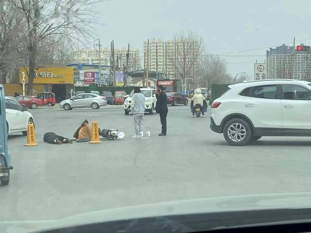 濮陽某路口發生車禍,一人倒地,_電車_車主_汽車