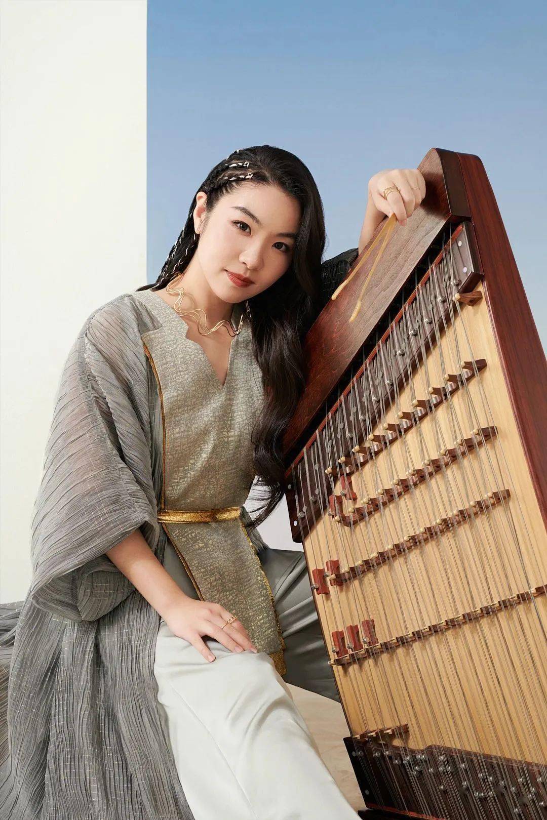 2月11日,古筝演奏家赵墨佳带领"廿一筝团",在42把古筝中同时演奏21把