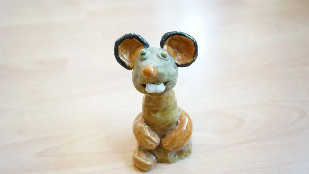 本次展览共展出200余件陶艺作品和50余件瓷板画作品.