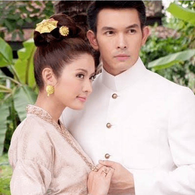 出道已久的女神 aff 身边自是"男人"无数,还一个比一个年轻!