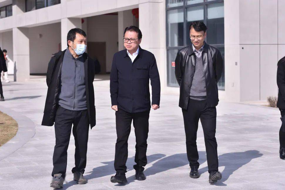 我校党总支书记,校长陈平,副校长吴国栋,赵清宝和相关中层干部参加了