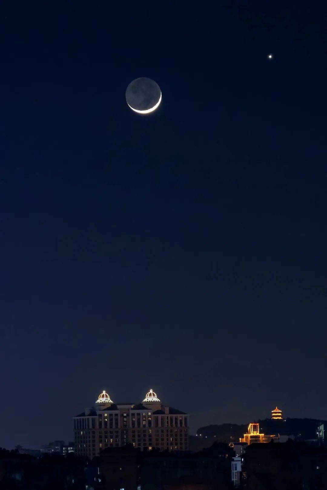 泰山之巅上演"星月童话" 金星伴月,木星相随_夜空_月亮_天体
