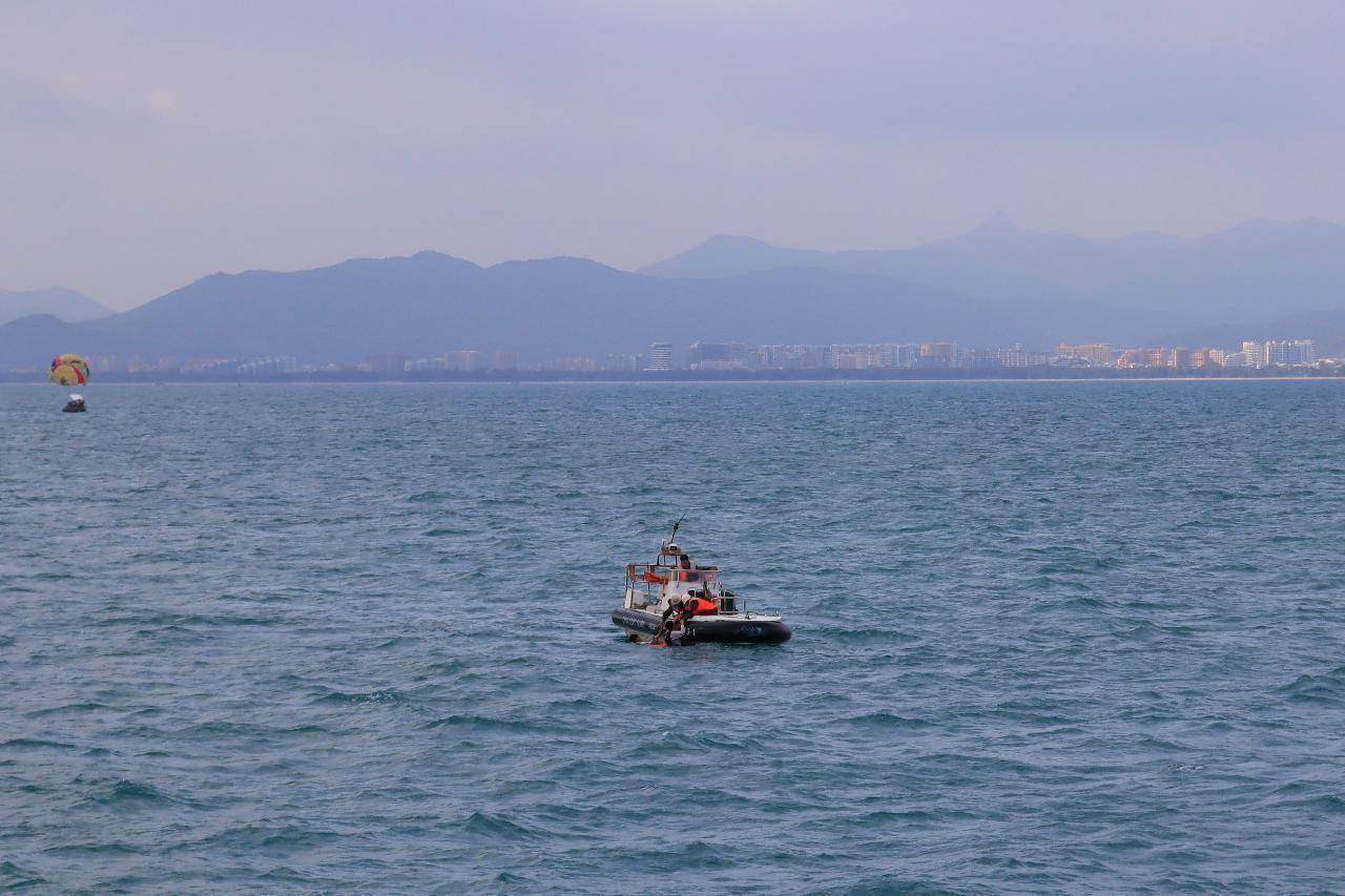 摩托艇“狂飙”遇险 海警一分钟救援