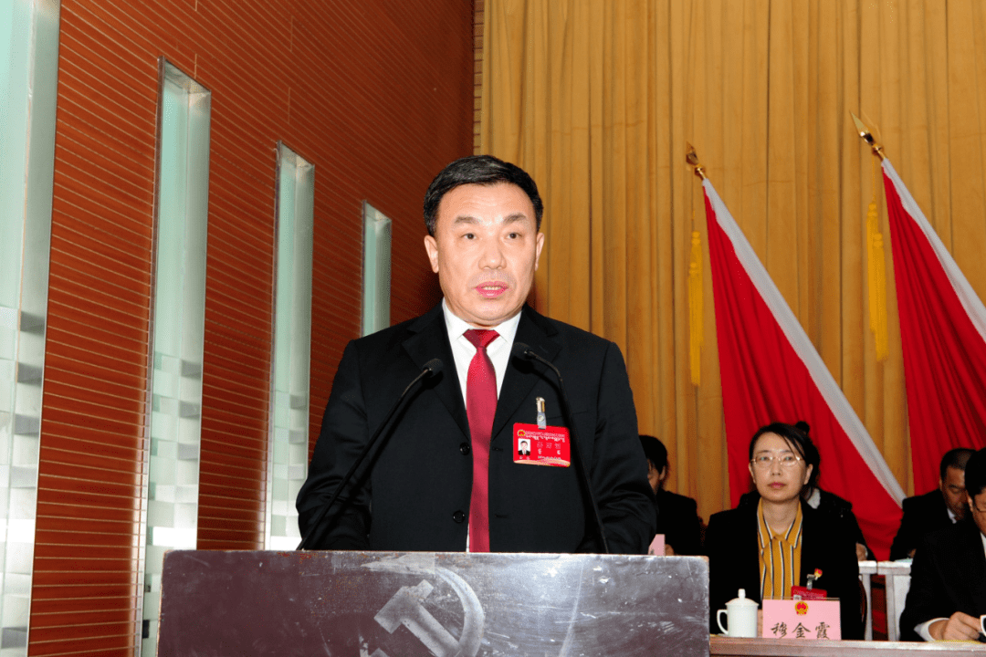 金仓代表牙克石市人民政府向大会作政府工作报告.