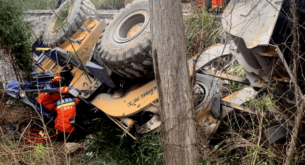 萍乡一铲车侧滑翻下坡底 司机被困驾驶室_救援_人员_事故