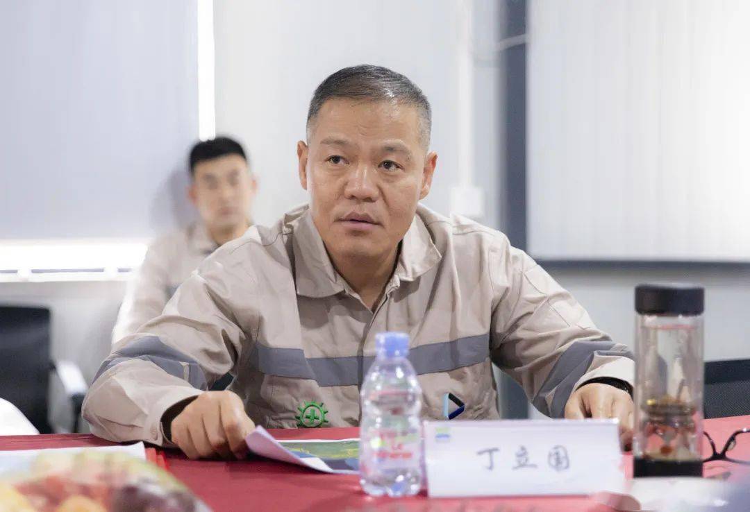 在听取华宝园区的介绍后,丁立国董事长表示,德龙钢铁集团未来一段时间