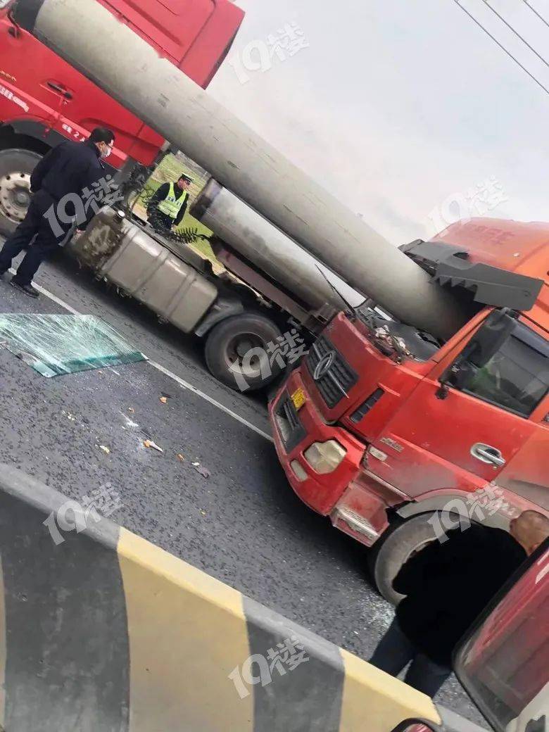 嘉兴大货车夺命急刹!水泥桩头贯穿驾驶室 67司机差点命悬一线!